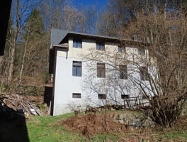 Spoluvlastnický podíl&nbsp;11/24 na&nbsp;pozemku, rodinném domě a&nbsp;jiné stavbě