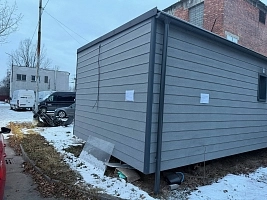 Obytný/kancelářský kontejner a soubor stavebního nářadí a vybavení 